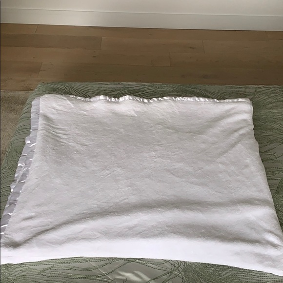 Simply Shabby Chic Bedding Simply Shabby Chic Thick Twin Blanket Satin Trim Poshmark